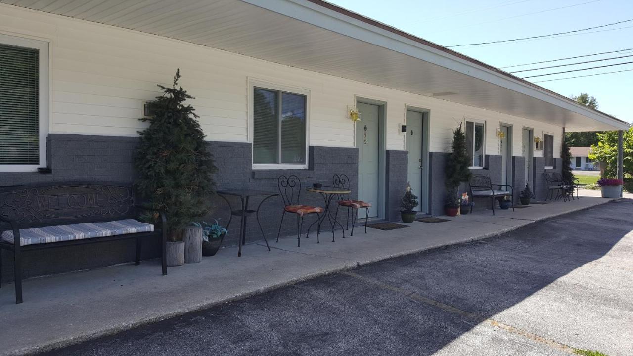 Bear Cove Inn Saint Ignace Buitenkant foto