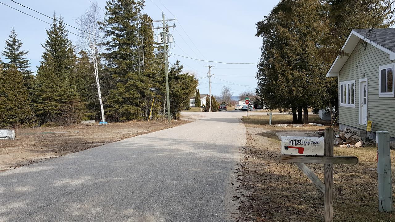 Bear Cove Inn Saint Ignace Buitenkant foto